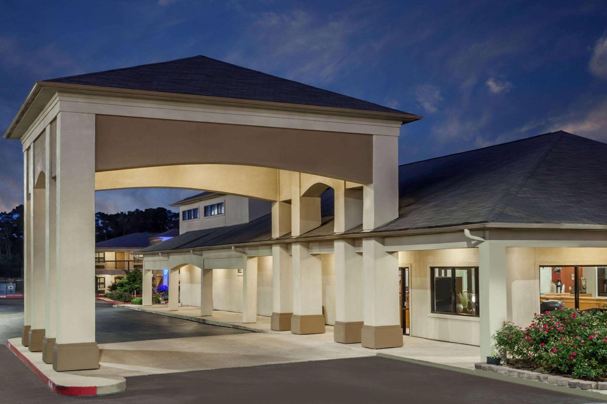 Days Inn & Suites By Wyndham האנטסוויל מראה חיצוני תמונה